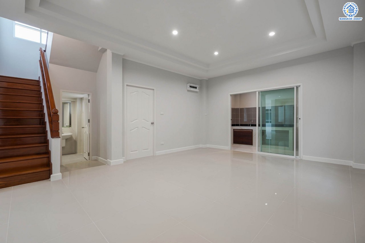 บ้านมือสองตกแต่งใหม่ ทำเลโซนเมือง! หลังมุม ม.ปัญฐิญา1 พระราม5 ตกแต่งดีไซน์ทันสมัย เนื้อที่ 55.5 ตร.ว. หลังใหญ่พร้อมอยู่ ฟังก์ชัน 3 ห้องนอน 3 ห้องน้ำ 2 ที่จอดรถ พร้อมเรือนรับรอง ทำเลศักยภาพ เชื่อมต่อถนนหลายสาย ใกล้รถไฟฟ้า "สถานีแยกติวานนท์"